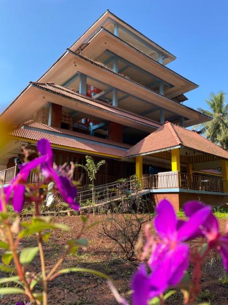 Na zdjęciu widoczny jest obiekt Ola Agro Riverside Villa in Malvan, Dhamapur, Sindhudurg położony w mieście Chaoka.