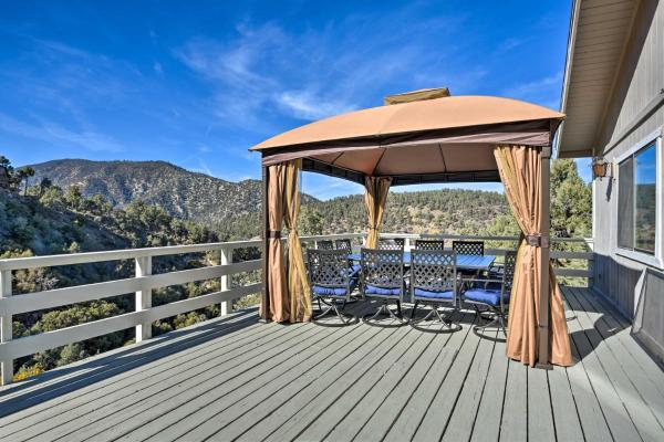 A la foto es mostra l'objecte Luxe Escape with Decks, Mtn Views, Game Room! situat a la ciutat de Frazier Park.