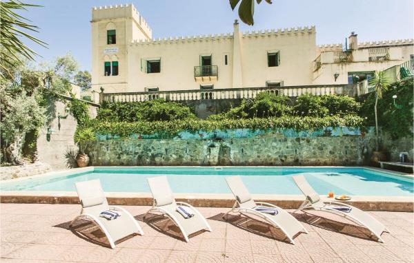 照片显示了位于Spadafora市的Castello Mortellito物件。