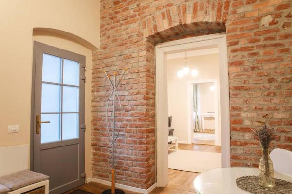 På billedet ses objektet Charming Apartment in Historical City Center beliggende i byen Timişoara.