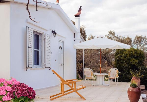 På billedet ses objektet Entire house with garden, 70m from the beach. beliggende i byen Galatás.