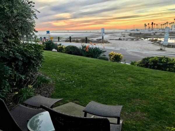The photo shows the G33 - Steps to the Sand located in the city of Oceanside.