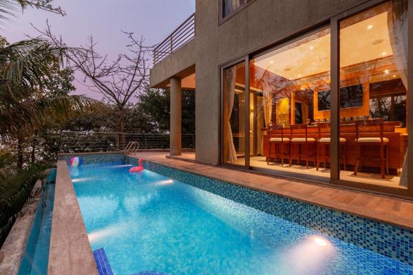 A la foto es mostra l'objecte The Blue Horizon by StayVista - Featuring a beach-view villa with a swimming pool, indoor games, and a relaxing balcony situat a la ciutat de Mandve.