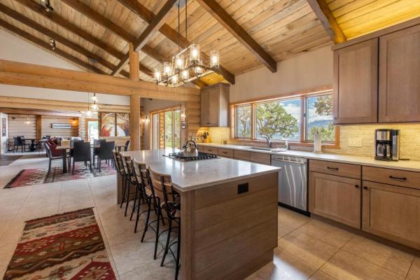 写真にはリッジウェイ市にある317 Tower Comboが写っています。