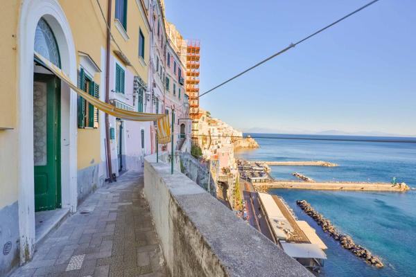 A la foto es mostra l'objecte The window to the sky - Amami Viaggi Collection situat a la ciutat de Amalfi.