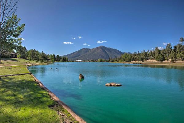 写真にはフラッグスタッフ市にあるFlagstaff Condo < 1 Mi to Golfing & Hiking!が写っています。