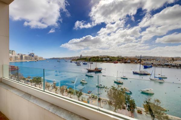 A la foto es mostra l'objecte Deluxe Apartment with Valletta and Harbour Views situat a la ciutat de Sliema.