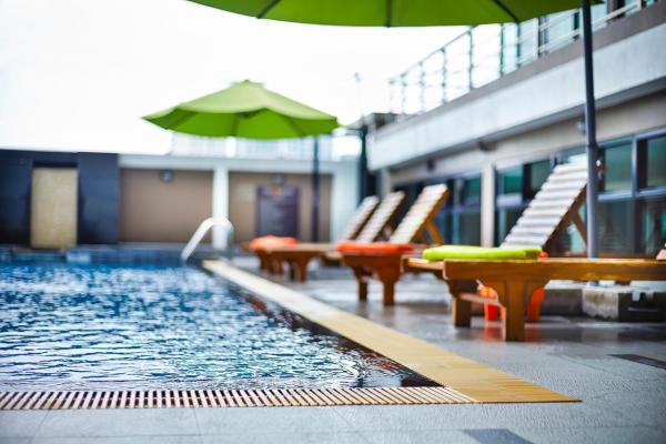 Na zdjęciu widoczny jest obiekt The Plimplace Hotel położony w mieście Bang Su.