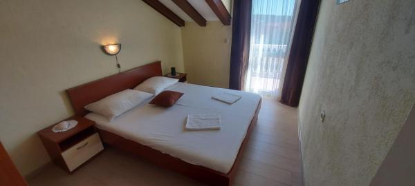 A la foto es mostra l'objecte Apartments Toni situat a la ciutat de Srima.