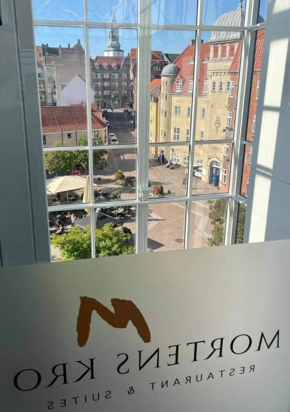 Na fotografii je vidět objekt Mortens Kro Boutique Hotel nacházející se ve městě Aalborg.