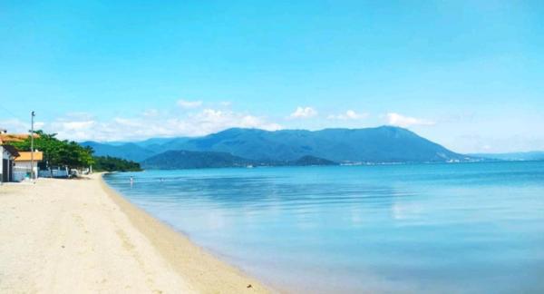 På billedet ses objektet Casa na praia em frente ao mar beliggende i byen Florianópolis.