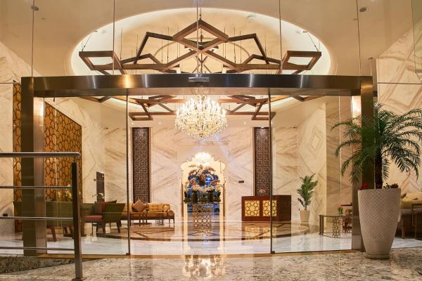 Na fotografii je vidět objekt Carlton Dubai Creek Hotel nacházející se ve městě Dubaj.