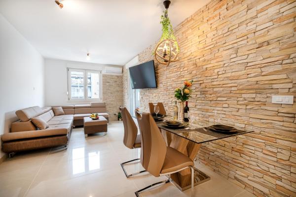 A la foto es mostra l'objecte Luxury and modern apartment on the main beach situat a la ciutat de Split.