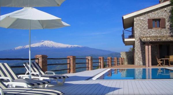 A la foto es mostra l'objecte Villa Etna Mare - Pool villa in peaceful location with breathtaking views of the sea, Mt Etna & Taormina - situat a la ciutat de Taormina.