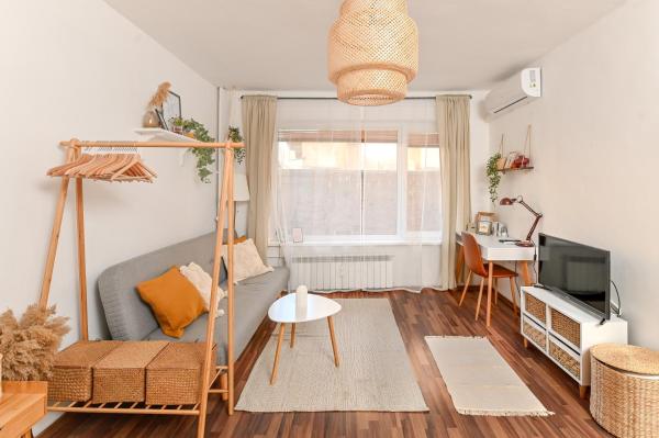 Na zdjęciu widoczny jest obiekt Cosy&Art 1BD Apartment next to Slaveykov Square by Flat Mаnager położony w mieście Sofia.