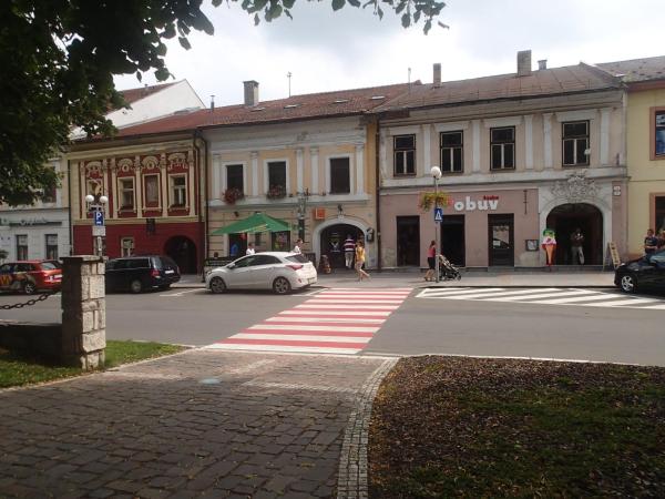 På billedet ses objektet Penzión a Reštaurácia u Jeleňa beliggende i byen Hniezdne.