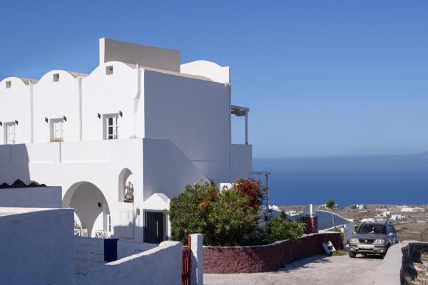 På billedet ses objektet Muses Cycladic Suites beliggende i byen Oia.