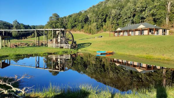A la foto es mostra l'objecte Ahaura Lodge & Waterwheel Farm Stay situat a la ciutat de Totara Flat.