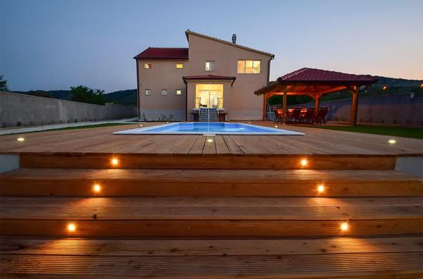 På billedet ses objektet Villa JULIJA beliggende i byen Gaćelezi.