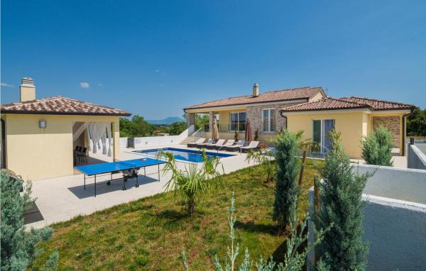 Na zdjęciu widoczny jest obiekt 4 Bedroom Lovely Home In Kapelica położony w mieście Raša.