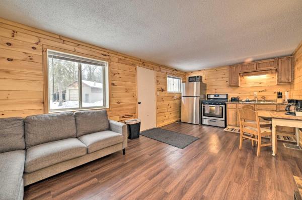 A la foto es mostra l'objecte Cabin in The Huron-Manistee National Forest! situat a la ciutat de Brethren.