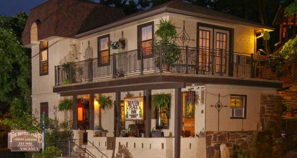 Nella foto è visibile l'oggetto BENTON PLACE INN situato nella città di Eureka Springs.