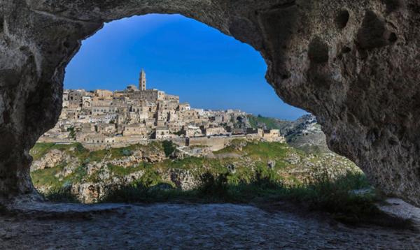 A la foto es mostra l'objecte In Bocca ai Sassi situat a la ciutat de Matera.