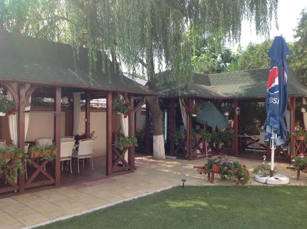 The photo shows the Vila Royal located in the city of Urziceni.