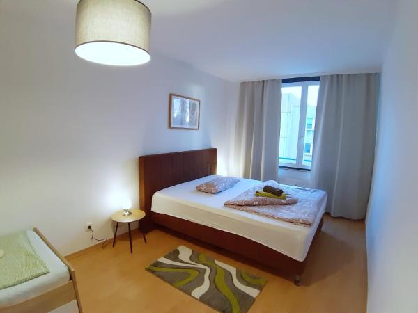 На фото показан объект LEA-Apartment, 2 Raum, Balkon TG zentral am Park, расположенный в городе Лейпциг.