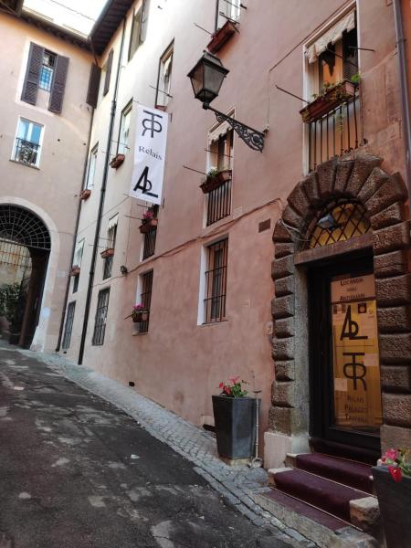 Na fotografii je vidět objekt Relais Palazzo Taverna nacházející se ve městě Řím.