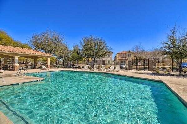 En la foto se muestra el objeto 2-Story Surprise Getaway with Patio and Fire Pit! ubicado en la ciudad de Surprise.