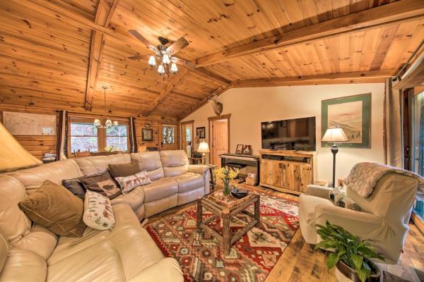 Ellijay Cabin With Porch & Private Hot Tub! - Georgia
