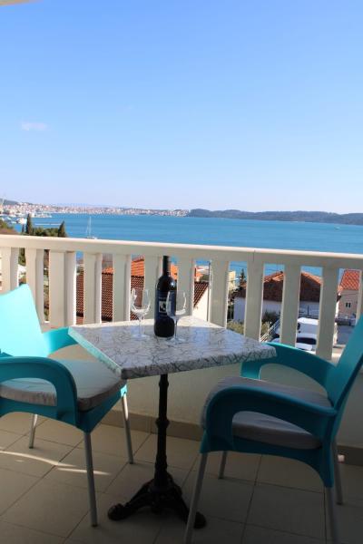 Na fotografii je vidět objekt Apartments Renata nacházející se ve městě Trogir.