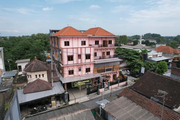写真にはPare市にあるHomestay Kampung Inggris SYARIAHが写っています。