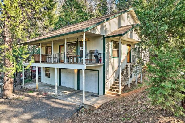 En la foto se muestra el objeto Furnished Deck Family-Friendly Twain Harte Home ubicado en la ciudad de Twain Harte.
