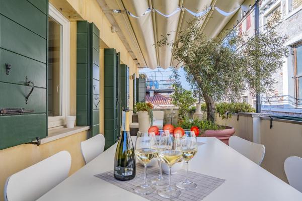 Colleoni Apartment with 2 Superb Terraces, Venise