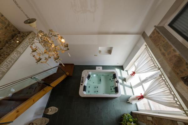 A la foto es mostra l'objecte Cabaña de Nemiña (A casa de Anxo e Samu) situat a la ciutat de Muxia.