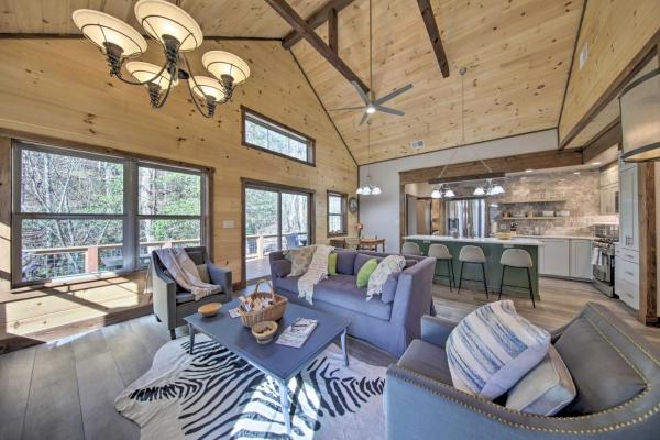 A la foto es mostra l'objecte Airy Ellijay Home w/ Spacious Creekside Deck! situat a la ciutat de Crandall.