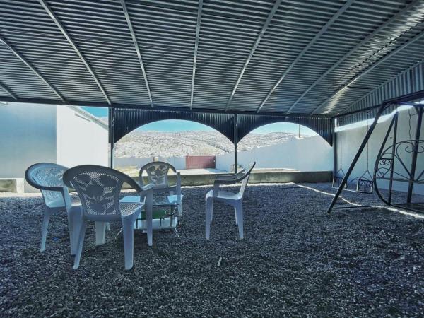 La photo montre l'objet Atiaf Jabal Shams house situé dans la ville de Misfāh.