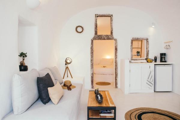 På billedet ses objektet Nykteri by A Terre Cave Villas beliggende i byen Oia.