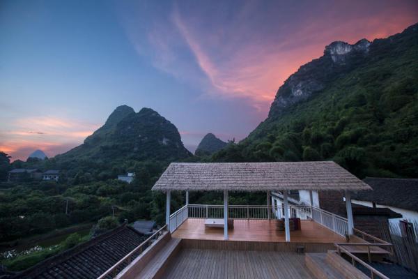 Na zdjęciu widoczny jest obiekt Zen Box House położony w mieście Yangshuo.