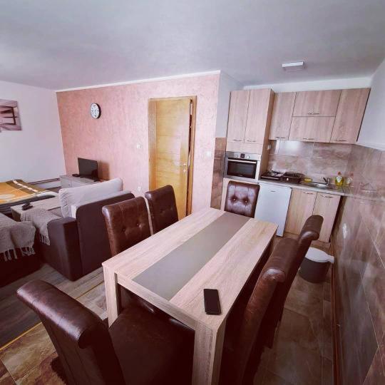 På billedet ses objektet Apartman Popadić beliggende i byen Prorečane.