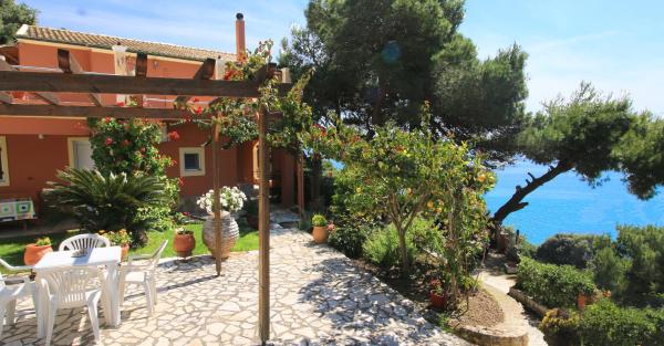 Na fotografii je vidět objekt Villa Takis on Pelekas beach Apartment A with private garden and sea view nacházející se ve městě Kontogialos.