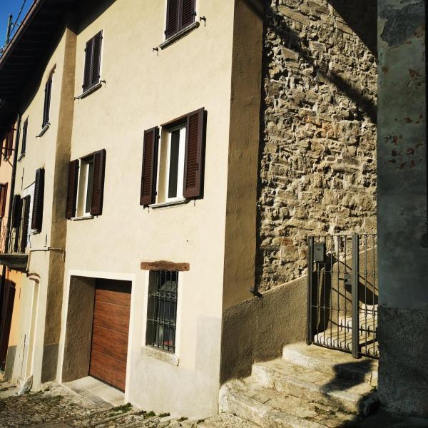 写真にはFaggeto Lario 市にあるCasa alla Fontanaが写っています。