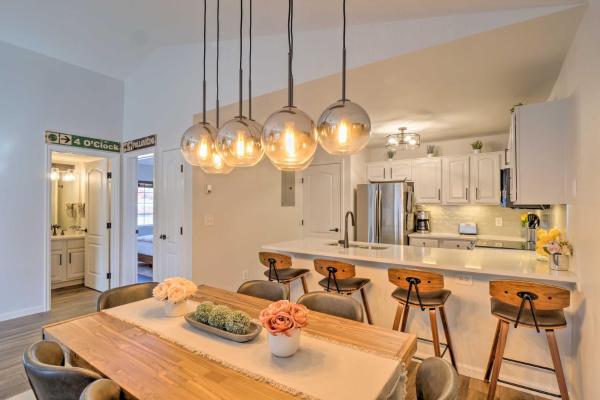 Na zdjęciu widoczny jest obiekt Balcony and Hot Tub Access Modern Breck Escape! położony w mieście Gold Hill.