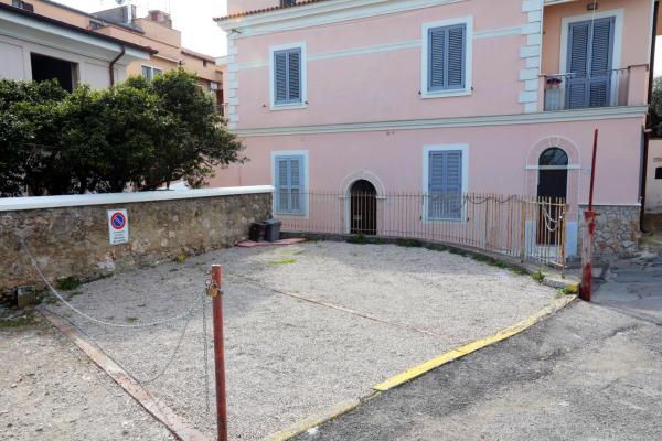 A la foto es mostra l'objecte CASA ANTICA situat a la ciutat de Sèrapo.