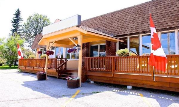 Nella foto è visibile l'oggetto Lakeside Inn situato nella città di Ompah.