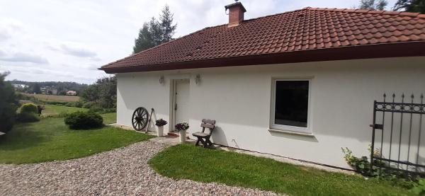 Na fotografii je vidět objekt Domek - Apartament nacházející se ve městě Łapalice.