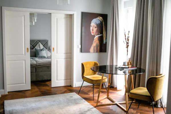 A la foto es mostra l'objecte Arbio I Design Apart near Deutsche Oper Berlin situat a la ciutat de Berlín.