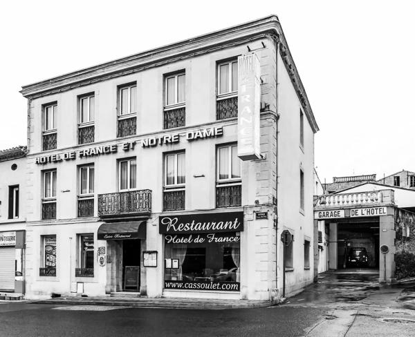 Na zdjęciu widoczny jest obiekt Hôtel Restaurant de France położony w mieście Castelnaudary.